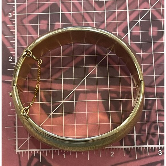 Vintage Textured Golden Bangle Hinged Bracelet Signed Napier - Picture 10 of 10